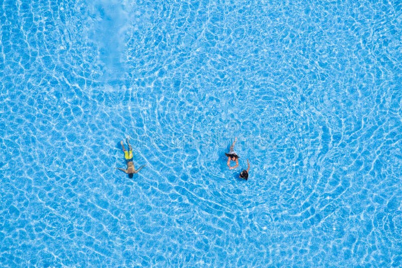 Opinión aérea los turistas que nadan en la piscina imagen de archivo libre de regalías Opinión aérea los turistas que nadan en la piscina imagen de archivo libre de regalías
