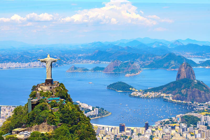 Opinión aérea Rio de Janeiro con el redentor de Cristo y la montaña de Corcovado
