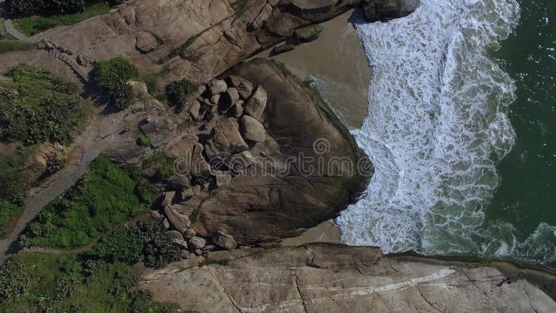 Opinión aérea sobre las ondas y las rocas del mar Fondo hermoso de la naturaleza Colina de Arpoador