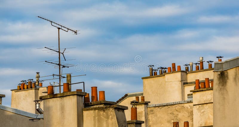 Opinión clásica del tejado de chimeneas en París, Francia foto de archivo Opinión clásica del tejado de chimeneas en París, Francia foto de archivo