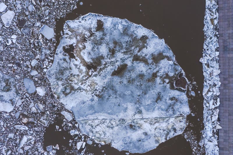 Opini?n de Aierial de arriba hacia abajo sobre las masas de hielo flotante de hielo que flotan en el r?o fotografía de archivo libre de regalías Opini?n de Aierial de arriba hacia abajo sobre las masas de hielo flotante de hielo que flotan en el r?o fotografía de archivo libre de regalías