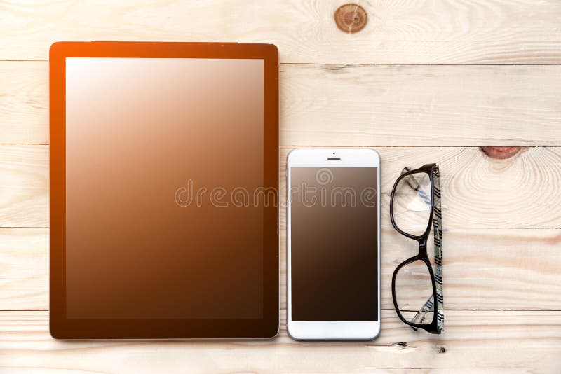 Opinión de alto ángulo del escritorio del hombre de negocios con el teléfono celular y la tableta, s fotografía de archivo Opinión de alto ángulo del escritorio del hombre de negocios con el teléfono celular y la tableta, s fotografía de archivo