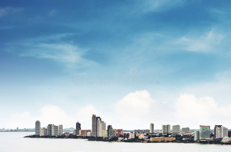 Opinión de alto ángulo sobre la ciudad de Pattaya con el cielo azul claro, señal en la ciudad del este de Tailandia fotos de archivo Opinión de alto ángulo sobre la ciudad de Pattaya con el cielo azul claro, señal en la ciudad del este de Tailandia fotos de archivo