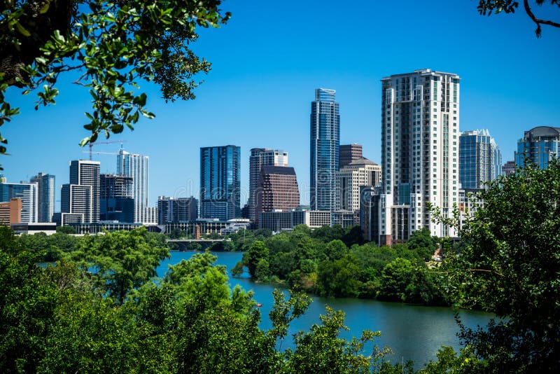 Opinión de Austin Texas Blue Sky Cityscape Skyline encima de la colina sobre la mirada del lago foto de archivo libre de regalías Opinión de Austin Texas Blue Sky Cityscape Skyline encima de la colina sobre la mirada del lago foto de archivo libre de regalías