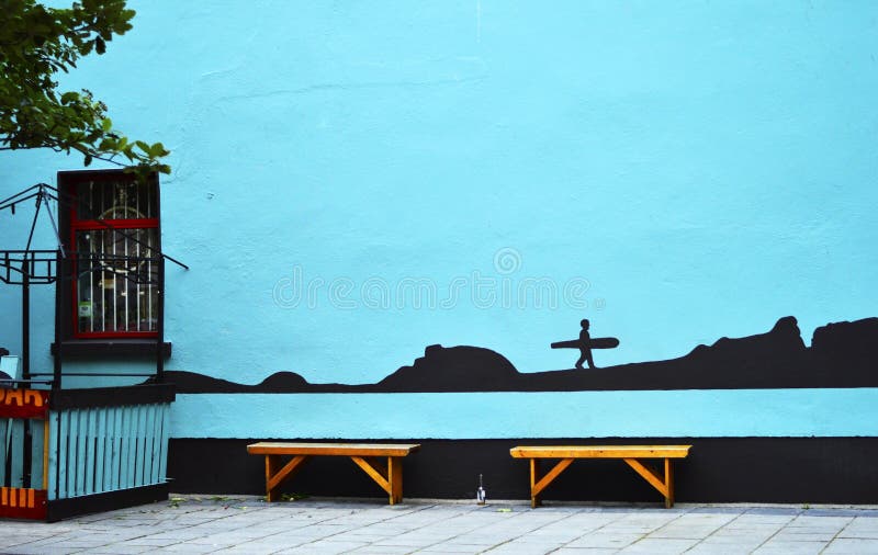 Opinión de la calle de Galway Una pared con la pintura azul imagenes de archivo Opinión de la calle de Galway Una pared con la pintura azul imagenes de archivo