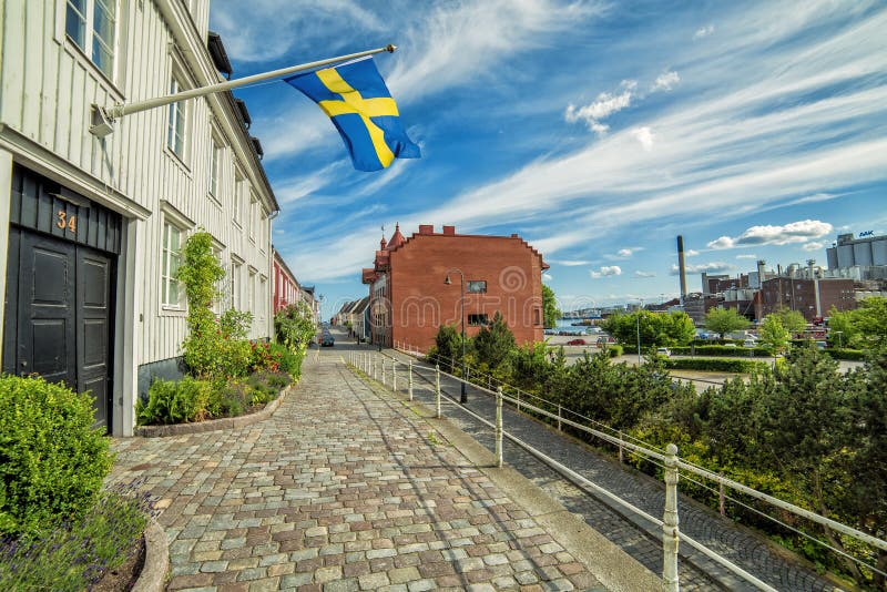 Opinión de la calle de la ciudad de Karlshamn con la bandera sueca imagen de archivo libre de regalías Opinión de la calle de la ciudad de Karlshamn con la bandera sueca imagen de archivo libre de regalías