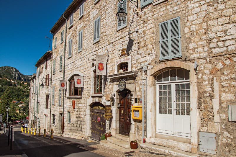 Opinión de la calle de los edificios y del parador de piedra en Vence foto de archivo libre de regalías Opinión de la calle de los edificios y del parador de piedra en Vence foto de archivo libre de regalías