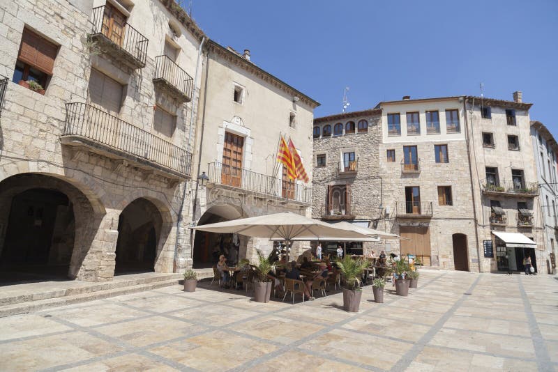 Opinión de la calle del pueblo medieval de Besalu, Cataluña, España foto de archivo Opinión de la calle del pueblo medieval de Besalu, Cataluña, España foto de archivo