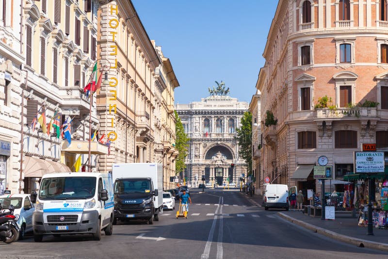 Via Giuseppe Valmarana Roma Rm Opinión De La Calle VÃa Giuseppe Zanardelli, Roma Foto editorial