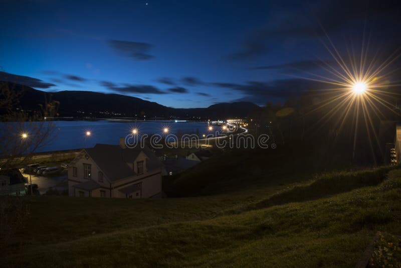 Opinión de la ciudad con el lightlail del coche en el camino la noche del invierno, Akureyri, fotos de archivo libres de regalías Opinión de la ciudad con el lightlail del coche en el camino la noche del invierno, Akureyri, fotos de archivo libres de regalías