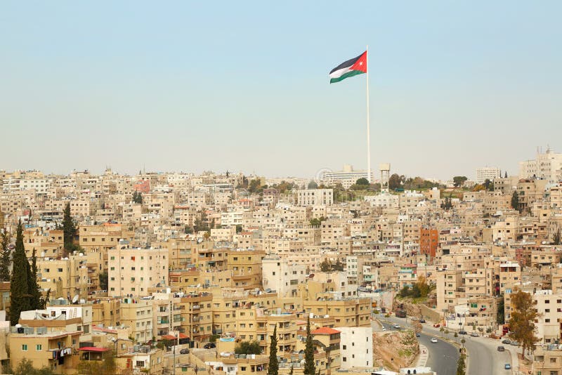 Opinión de la ciudad de Amman con la bandera grande de Jordania