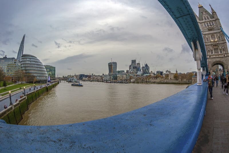 Opinión de la ciudad de Londres sobre el río Támesis del puente de la torre imágenes de archivo libres de regalías Opinión de la ciudad de Londres sobre el río Támesis del puente de la torre imágenes de archivo libres de regalías