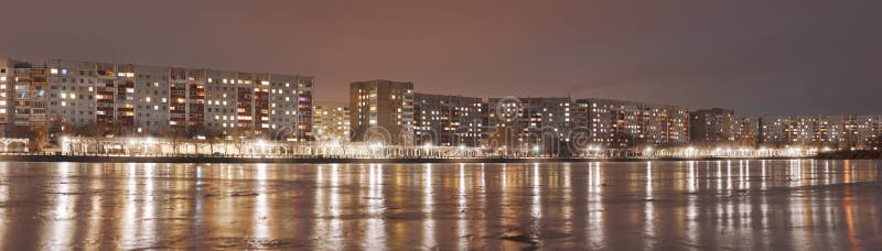 Opinión de la ciudad de la noche del depósito congelado imagenes de archivo Opinión de la ciudad de la noche del depósito congelado imagenes de archivo