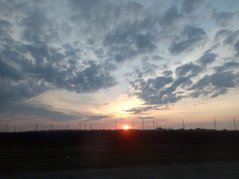 Opinión de la mañana del campo y del cielo del amanecer en primavera temprana imágenes de archivo libres de regalías Opinión de la mañana del campo y del cielo del amanecer en primavera temprana imágenes de archivo libres de regalías