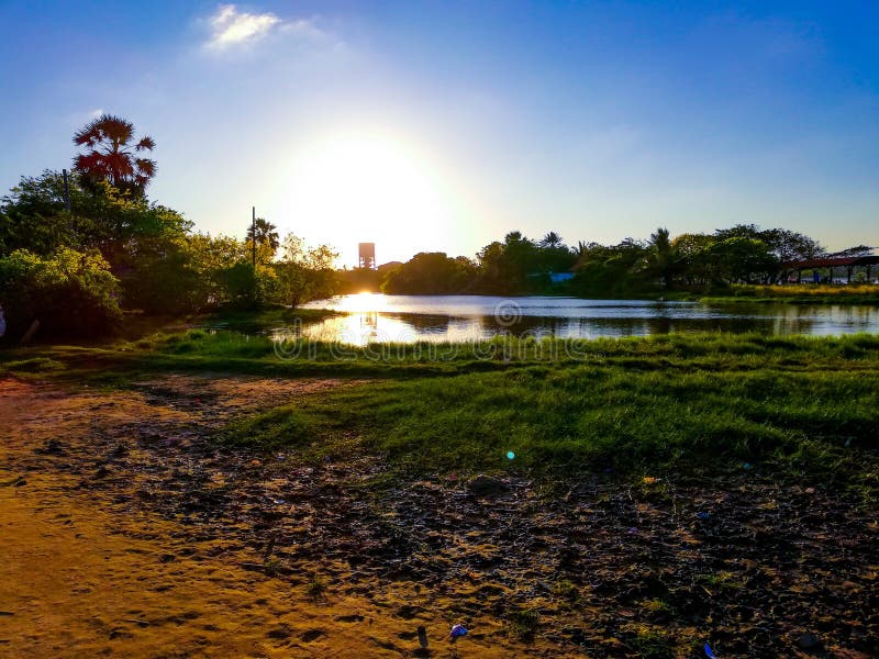 Opinión de la mañana sobre orilla del lago fotografía de archivo libre de regalías Opinión de la mañana sobre orilla del lago fotografía de archivo libre de regalías