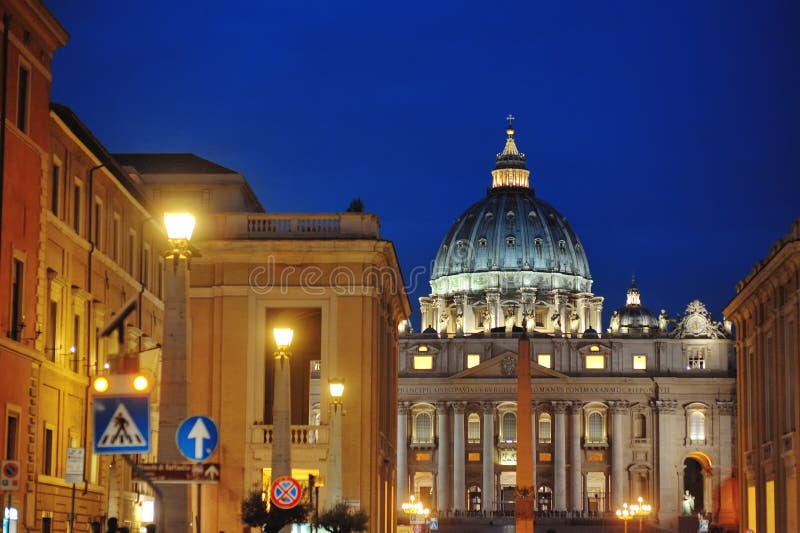 Opinión de la noche de la basílica del ` s de San Pedro, Roma, Italia fotografía de archivo Opinión de la noche de la basílica del ` s de San Pedro, Roma, Italia fotografía de archivo