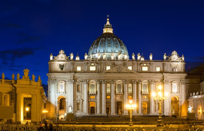 Opinión de la noche de la basílica de San Pedro s en Roma, Vaticano fotos de archivo Opinión de la noche de la basílica de San Pedro s en Roma, Vaticano fotos de archivo