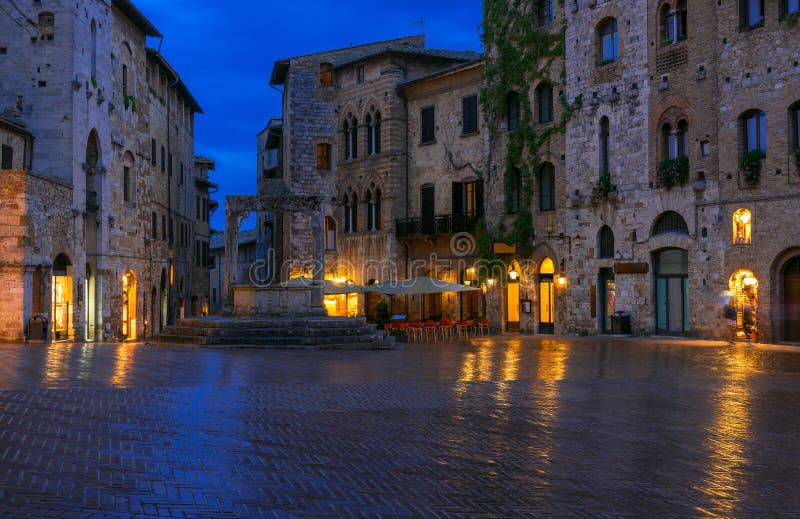 Opinión de la noche de la cisterna famosa del della de la plaza en la ciudad medieval San Gimignano, Toscano imágenes de archivo libres de regalías Opinión de la noche de la cisterna famosa del della de la plaza en la ciudad medieval San Gimignano, Toscano imágenes de archivo libres de regalías
