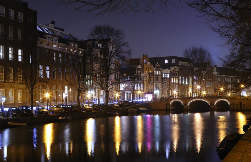Opinión de la noche de los canales de Amsterdam