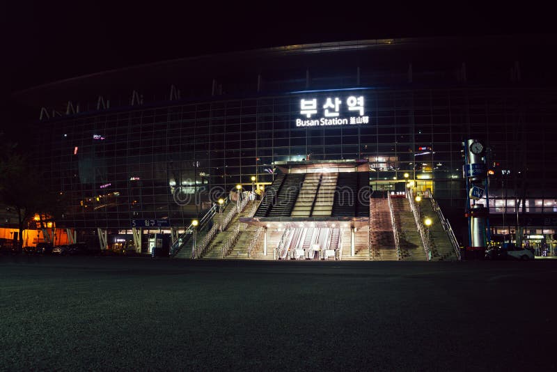 Opinión de la noche del cuadrado de la estación de tren de Busán en Corea imagenes de archivo Opinión de la noche del cuadrado de la estación de tren de Busán en Corea imagenes de archivo