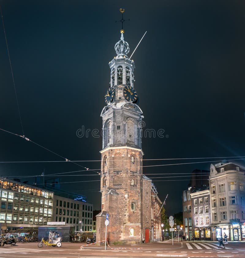 Opinión de la noche del Munttoren en la esquina del Rokin y del Vijzelstraat en el centro de Amsterdam fotografía de archivo libre de regalías Opinión de la noche del Munttoren en la esquina del Rokin y del Vijzelstraat en el centro de Amsterdam fotografía de archivo libre de regalías