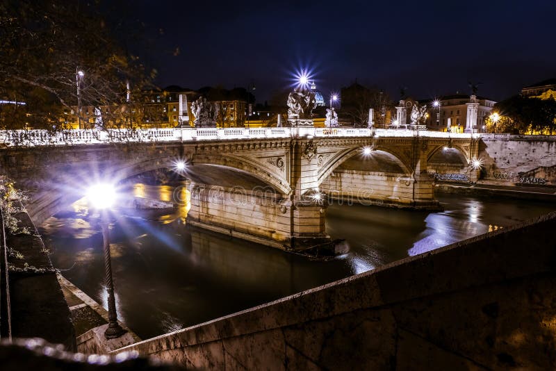 Opinión de la noche del puente sobre el río de Tíber en Roma fotos de archivo libres de regalías Opinión de la noche del puente sobre el río de Tíber en Roma fotos de archivo libres de regalías