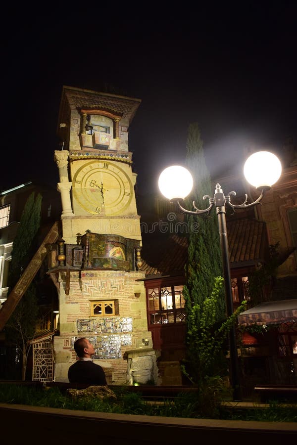 Opinión de la noche del teatro de Gabriadze de la torre y de la marioneta de reloj en el centro de ciudad Tbilisi, Georgia fotos de archivo Opinión de la noche del teatro de Gabriadze de la torre y de la marioneta de reloj en el centro de ciudad Tbilisi, Georgia fotos de archivo