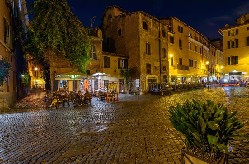 Opinión de la noche del viejo cuadrado acogedor en Trastevere en Roma imagenes de archivo Opinión de la noche del viejo cuadrado acogedor en Trastevere en Roma imagenes de archivo