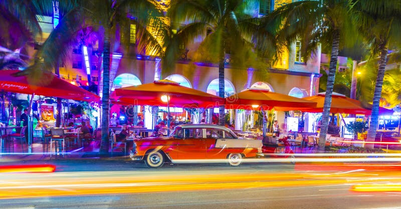 Opinión de la noche en la impulsión del océano en Miami del sur fotografía de archivo Opinión de la noche en la impulsión del océano en Miami del sur fotografía de archivo