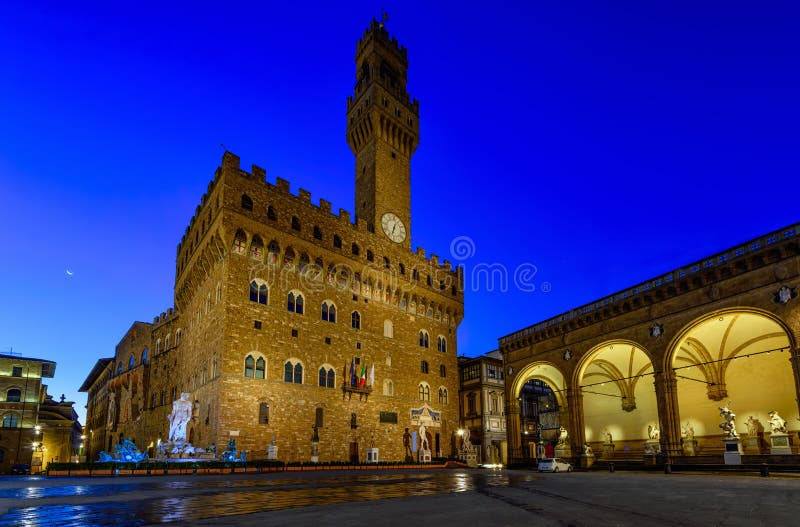 Opinión de la noche Florence Palazzo Vecchio en el della Signoria de la plaza en Florencia fotografía de archivo Opinión de la noche Florence Palazzo Vecchio en el della Signoria de la plaza en Florencia fotografía de archivo