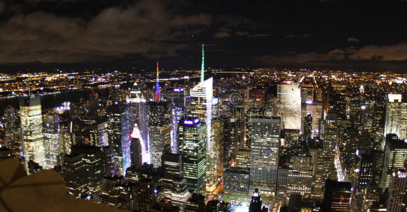 Opinión de la noche de Nueva York imágenes de archivo libres de regalías Opinión de la noche de Nueva York imágenes de archivo libres de regalías