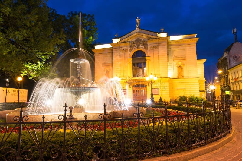 Opinión de la noche sobre el teatro con la fuente glowy en Bielsko-Biala Opinión de la plaza principal foto de archivo libre de regalías Opinión de la noche sobre el teatro con la fuente glowy en Bielsko-Biala Opinión de la plaza principal foto de archivo libre de regalías