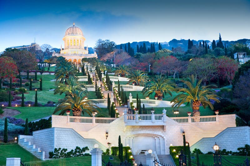 Opinión de la noche sobre los jardines de Bahai. Israel. imagenes de archivo Opinión de la noche sobre los jardines de Bahai. Israel. imagenes de archivo