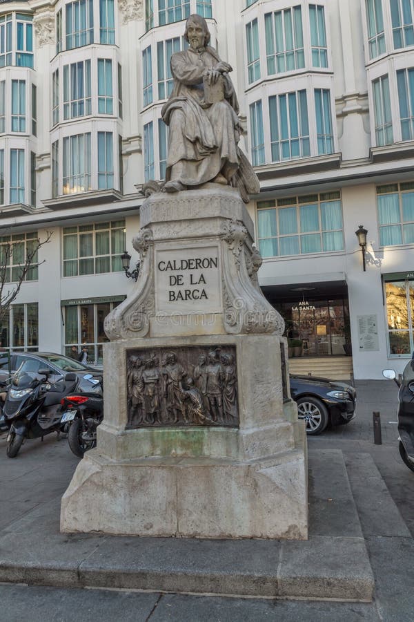 Opinión de la puesta del sol del la Barca de Calderon del monumento en la plaza Santa Ana en la ciudad de Madrid, España imagen de archivo Opinión de la puesta del sol del la Barca de Calderon del monumento en la plaza Santa Ana en la ciudad de Madrid, España imagen de archivo