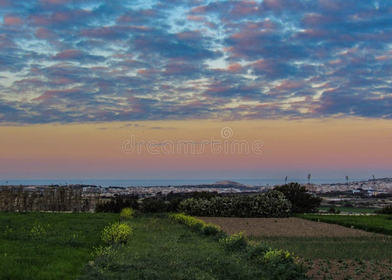 Opinión de la puesta del sol del campo maltés de las paredes de Mdina, Malta, Europa imagenes de archivo Opinión de la puesta del sol del campo maltés de las paredes de Mdina, Malta, Europa imagenes de archivo