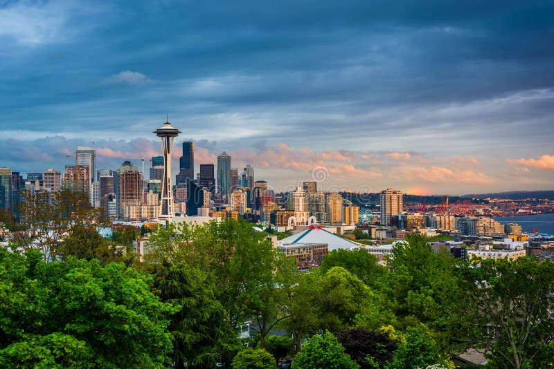 Opinión de la puesta del sol del horizonte de Seattle de Kerry Park, en Seattle, foto de archivo libre de regalías Opinión de la puesta del sol del horizonte de Seattle de Kerry Park, en Seattle, foto de archivo libre de regalías