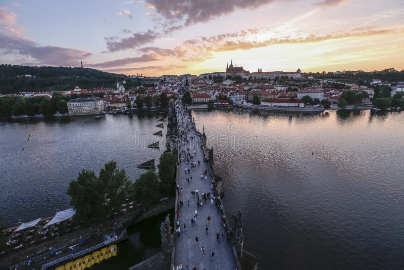Opinión de la puesta del sol el castillo y Charles Bridge de Praga fotografía de archivo Opinión de la puesta del sol el castillo y Charles Bridge de Praga fotografía de archivo