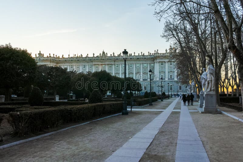 Opinión de la puesta del sol de la fachada de Royal Palace de Madrid imagen de archivo libre de regalías Opinión de la puesta del sol de la fachada de Royal Palace de Madrid imagen de archivo libre de regalías