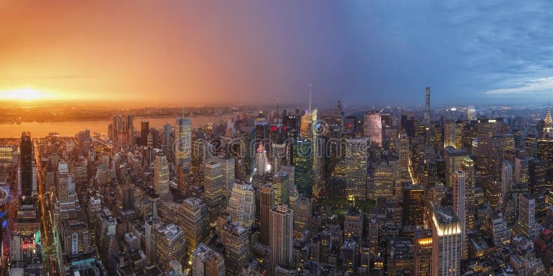 Opinión de la puesta del sol de New York City según lo visto de la plataforma de observación del centro de Rockefeller New York C fotografía de archivo Opinión de la puesta del sol de New York City según lo visto de la plataforma de observación del centro de Rockefeller New York C fotografía de archivo