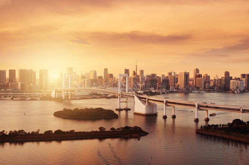 Opinión de la señal del horizonte de la ciudad de Tokio con el tiempo caliente f de la puesta del sol del tono fotografía de archivo Opinión de la señal del horizonte de la ciudad de Tokio con el tiempo caliente f de la puesta del sol del tono fotografía de archivo