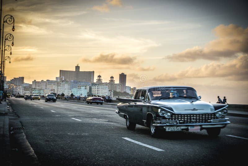 Opinión de Malecon con el la La Habana en el fondo, el vintage o el estilo retro foto de archivo libre de regalías Opinión de Malecon con el la La Habana en el fondo, el vintage o el estilo retro foto de archivo libre de regalías