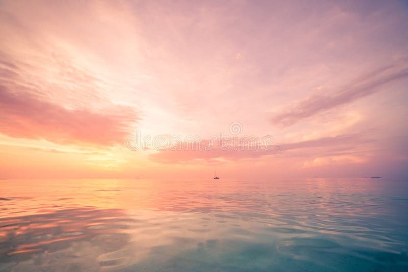 Opinión de mar relajante y tranquilo Abra el agua del océano y el cielo de la puesta del sol Fondo tranquilo de la naturaleza Hor