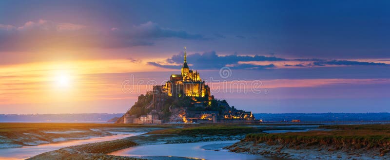 Opinión de Mont Saint-Michel en la luz de la puesta del sol Normandía, F septentrional fotografía de archivo libre de regalías Opinión de Mont Saint-Michel en la luz de la puesta del sol Normandía, F septentrional fotografía de archivo libre de regalías