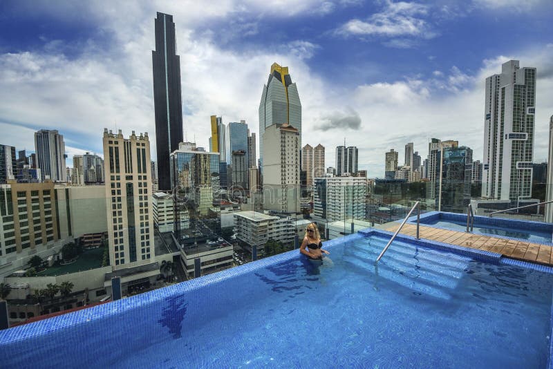Opinión de piscina del horizonte moderno de ciudad de Panamá fotos de archivo