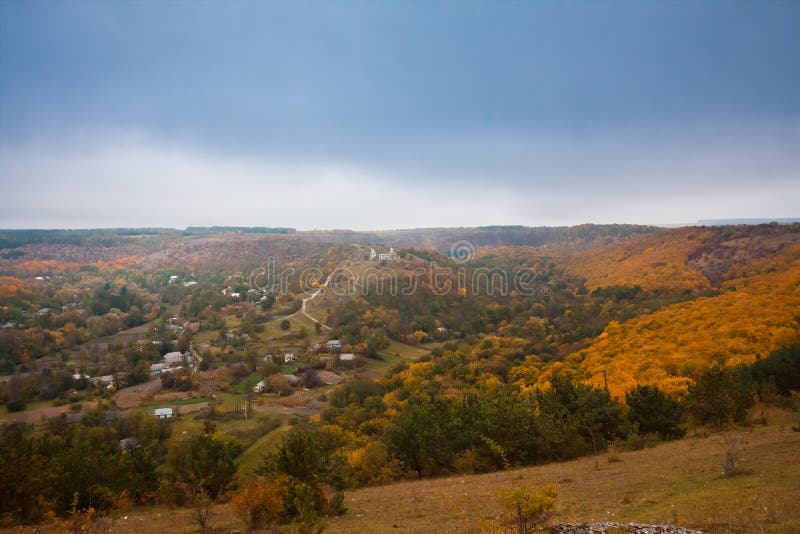 Opinión de Stina, región de Vinnytsia, Ucrania, pueblo del panorama que miente en un valle profundo imágenes de archivo libres de regalías Opinión de Stina, región de Vinnytsia, Ucrania, pueblo del panorama que miente en un valle profundo imágenes de archivo libres de regalías