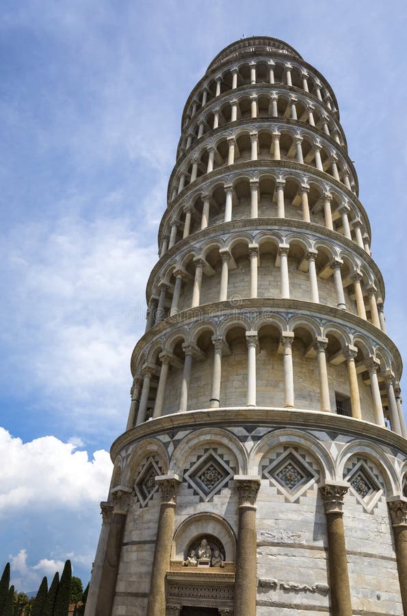 Opinión de ángulo bajo de una torre fotografía de archivo libre de regalías Opinión de ángulo bajo de una torre fotografía de archivo libre de regalías
