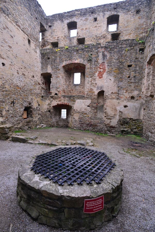 Opinión de ángulo bajo del castillo Burgruine Aggstein fotografía de archivo libre de regalías Opinión de ángulo bajo del castillo Burgruine Aggstein fotografía de archivo libre de regalías