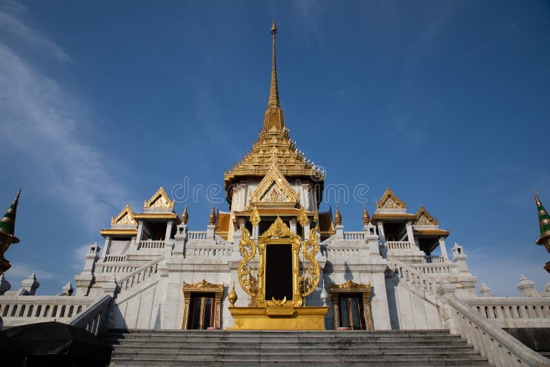 Opinión de ángulo bajo de una entrada de un templo de Buda en Bangkok foto de archivo Opinión de ángulo bajo de una entrada de un templo de Buda en Bangkok foto de archivo