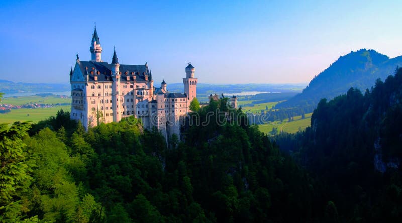 Opinión del castillo de Neuschwanstein de Marienbrucke, Baviera Alemania imagen de archivo libre de regalías Opinión del castillo de Neuschwanstein de Marienbrucke, Baviera Alemania imagen de archivo libre de regalías