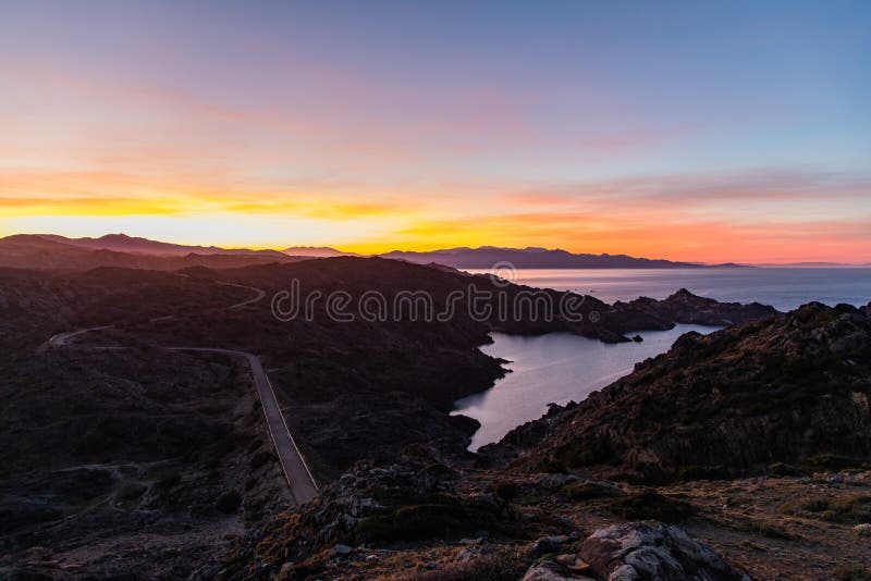 Opinión del cielo de la puesta del sol con el espacio de la copia en Cap de Creus imagenes de archivo Opinión del cielo de la puesta del sol con el espacio de la copia en Cap de Creus imagenes de archivo